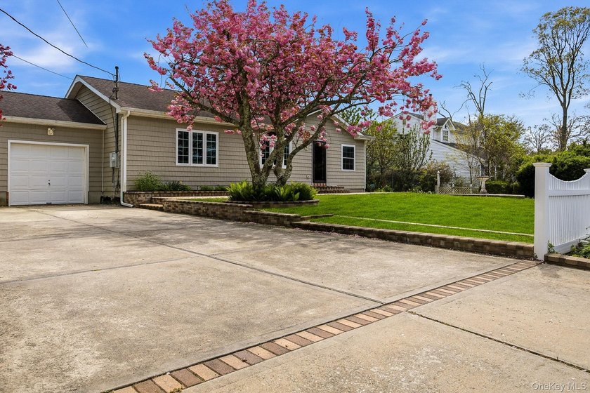 Beautifully Maintained, 3 Bedrooms, 2 Bathroom Ranch with - photo 3