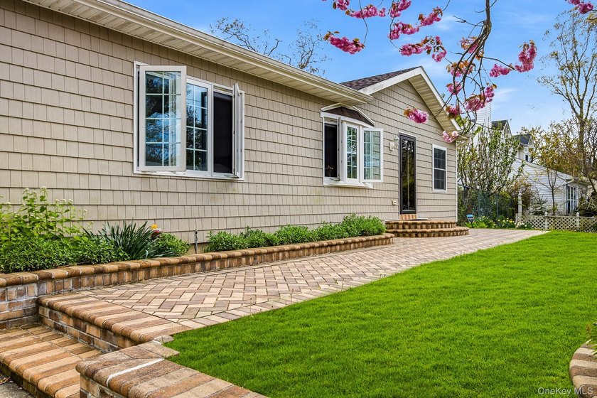 Beautifully Maintained, 3 Bedrooms, 2 Bathroom Ranch with - photo 4