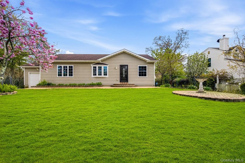 Beautifully Maintained, 3 Bedrooms, 2 Bathroom Ranch with - photo 5