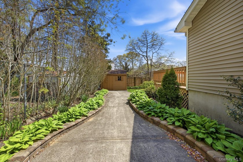 Beautifully Maintained, 3 Bedrooms, 2 Bathroom Ranch with - photo 7