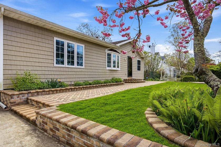 Beautifully Maintained, 3 Bedrooms, 2 Bathroom Ranch with - photo 8