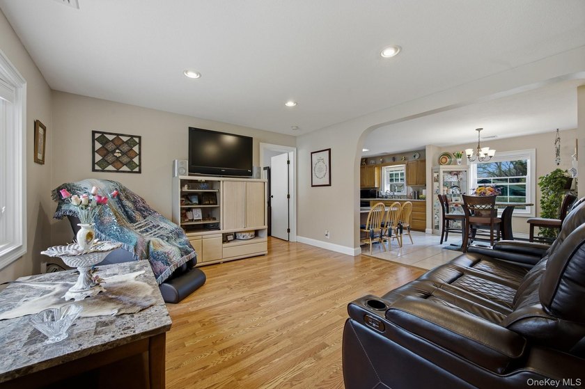 Beautifully Maintained, 3 Bedrooms, 2 Bathroom Ranch with - photo 9