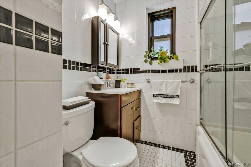 This bright and spacious, move-in-ready 2-bedroom, 1-bathroom - photo 12