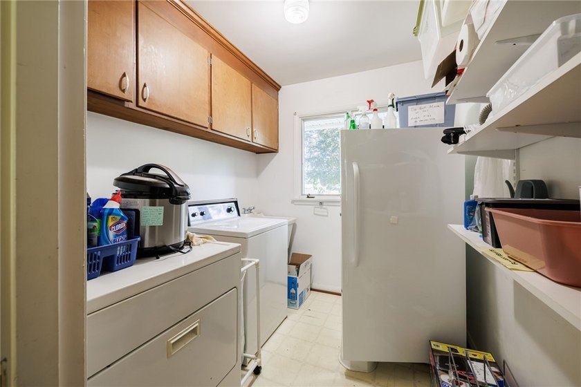 Welcome to the ease of first-floor living!This spacious - photo 16