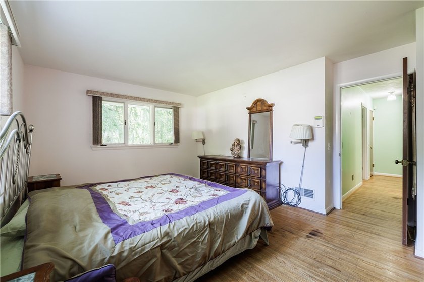 Welcome to the ease of first-floor living!This spacious - photo 17