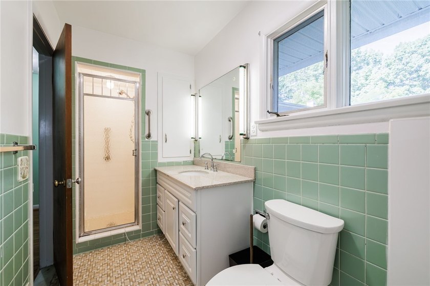 Welcome to the ease of first-floor living!This spacious - photo 20