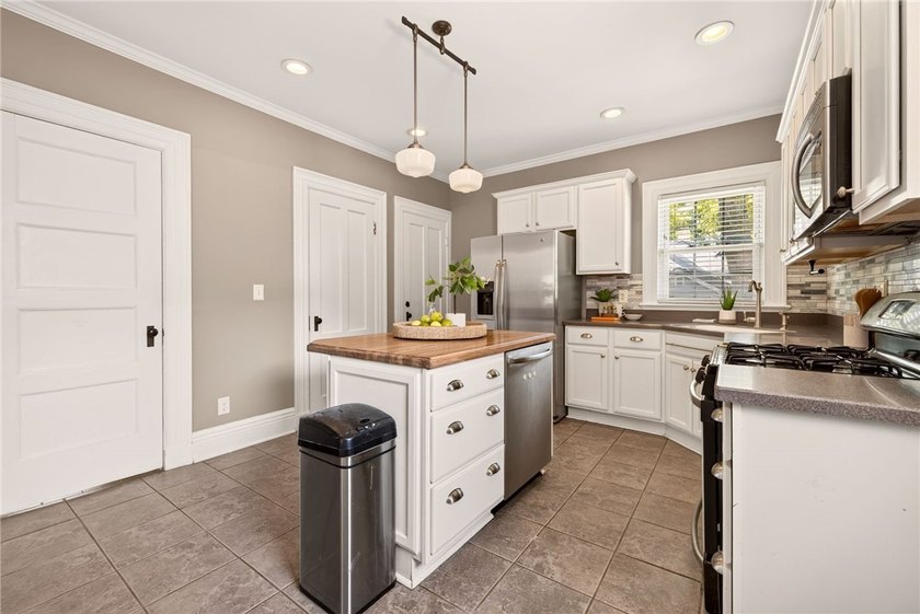 Welcome to this picture-perfect Colonial in the heart of the - photo 4