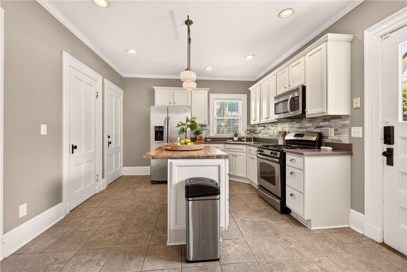 Welcome to this picture-perfect Colonial in the heart of the - photo 5