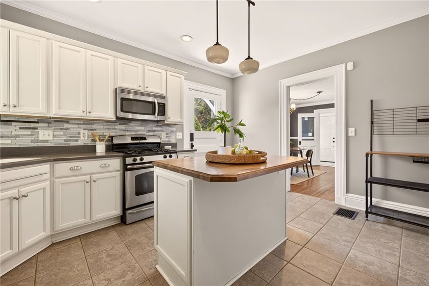 Welcome to this picture-perfect Colonial in the heart of the - photo 7