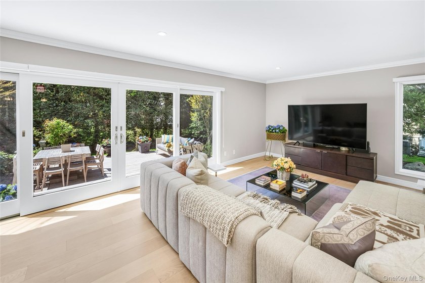 Located in the heart of Lake Success, this elegantly sun - photo 4