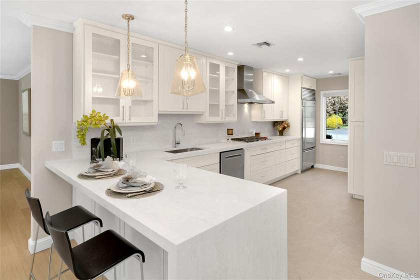 Located in the heart of Lake Success, this elegantly sun - photo 6