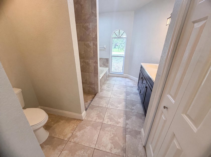 Step into 711 SE Celtic Ave, recently refreshed with fresh - photo 19
