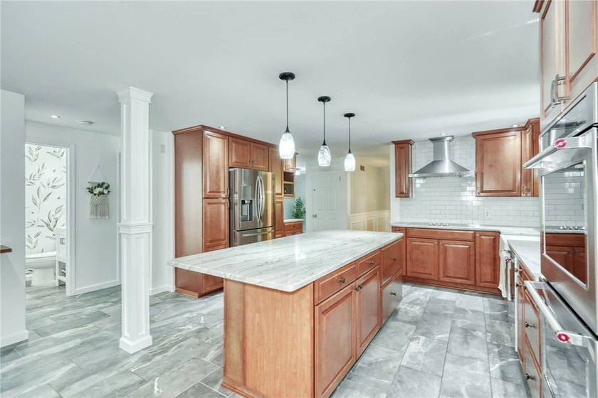 Welcome to this absolutely stunning, meticulously maintained - photo 5