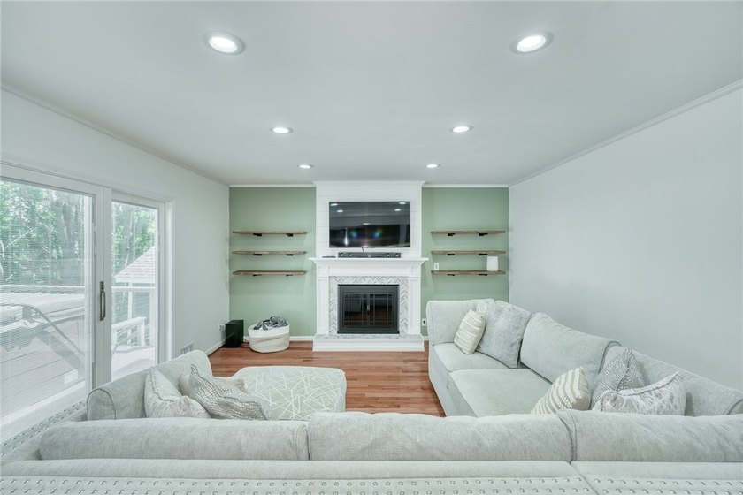 Welcome to this absolutely stunning, meticulously maintained - photo 9