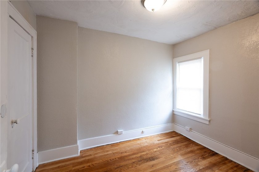 Fully vacant side-by-side duplex with over 2,200 sq ft of living - photo 15