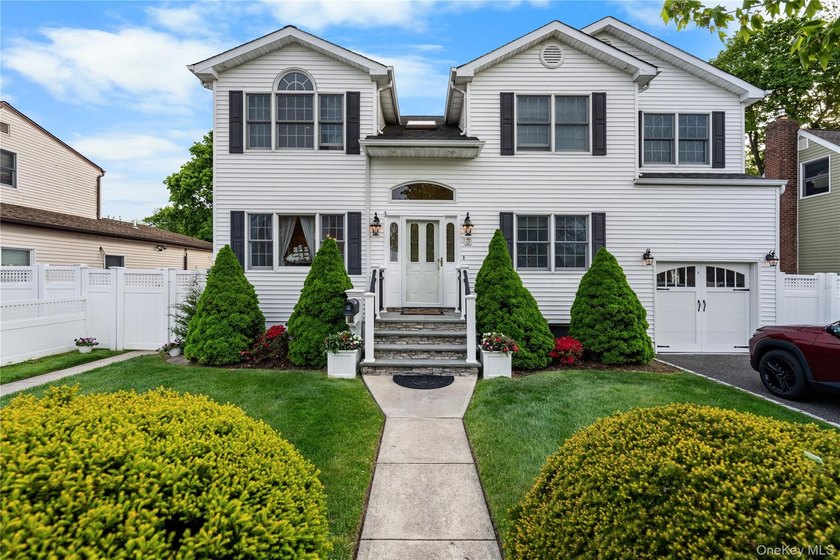 Welcome to 3 Lido Pkwy - a charming and well-maintained home - photo 3