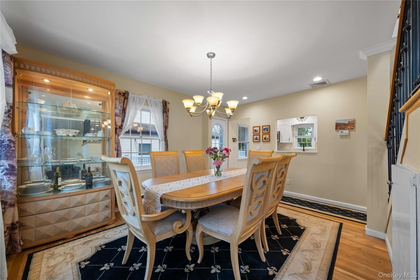 Welcome to 3 Lido Pkwy - a charming and well-maintained home - photo 4