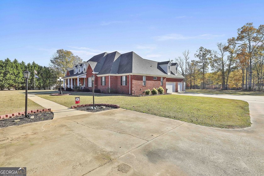 YOU MUST SEE THIS IMMACULATE CUSTOM BUILT ALL BRICK HOME ON - photo 12