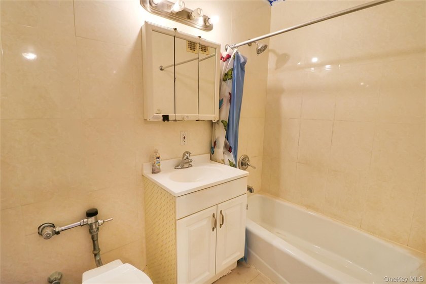 Location, location, location! Spacious one-bedroom condominium - photo 4