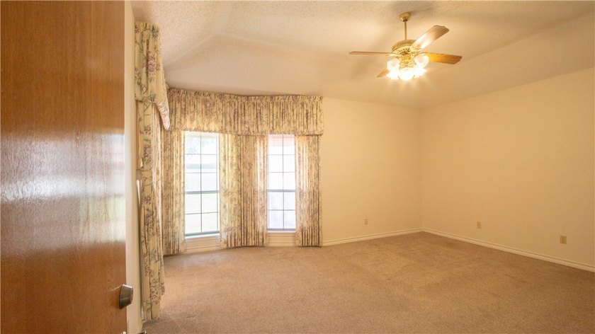 The home is ready for new owner. Spacious home with 3 car garage - photo 12