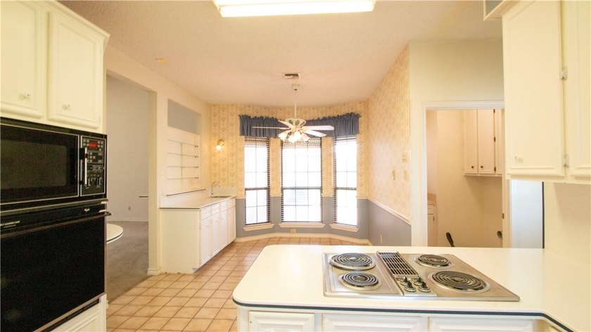 The home is ready for new owner. Spacious home with 3 car garage - photo 19