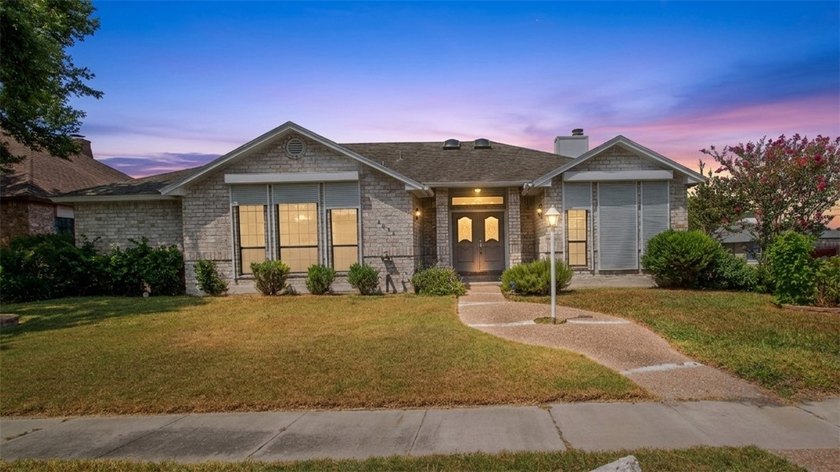 The home is ready for new owner. Spacious home with 3 car garage - photo 23