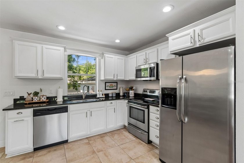 Welcome to a prime opportunity in Sunset Park, South Tampa - photo 3