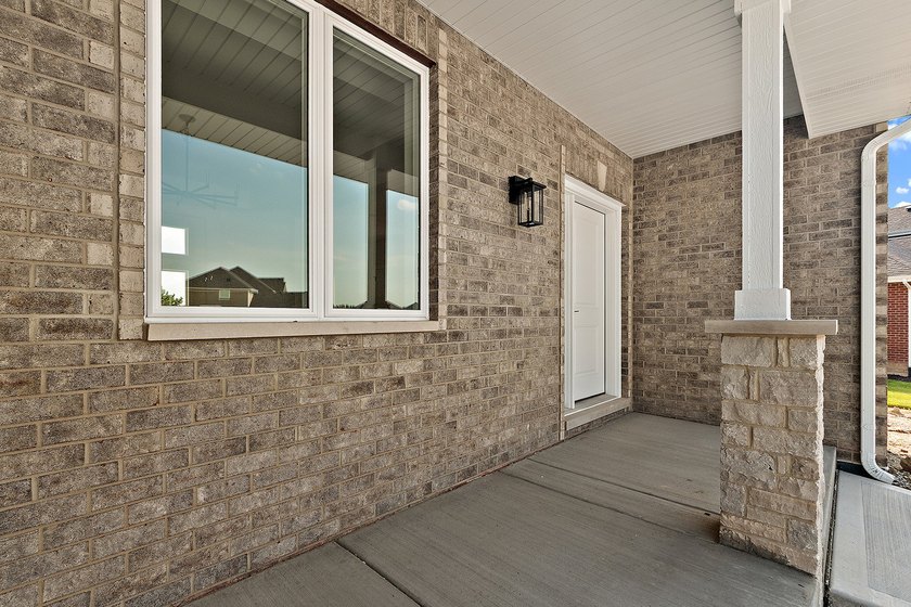 Quality built home in Lakeview Estates. Wainscoting, decorative - photo 3