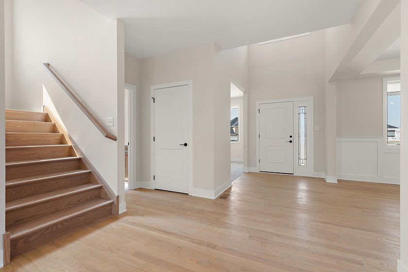Quality built home in Lakeview Estates. Wainscoting, decorative - photo 4