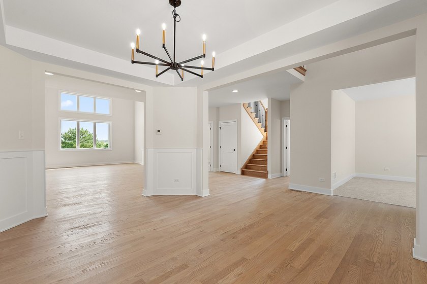 Quality built home in Lakeview Estates. Wainscoting, decorative - photo 8