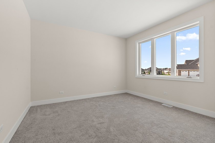 Quality built home in Lakeview Estates. Wainscoting, decorative - photo 9