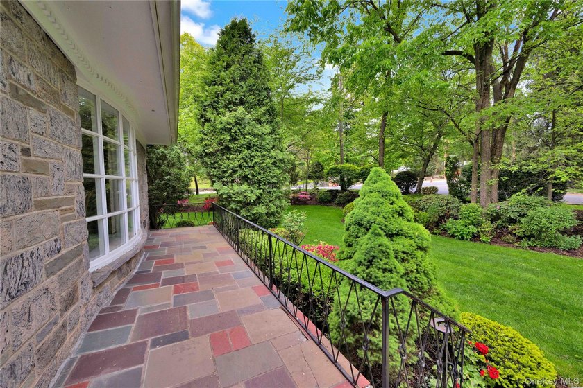 Nestled in one of Larchmont's most private and distinctive - photo 2