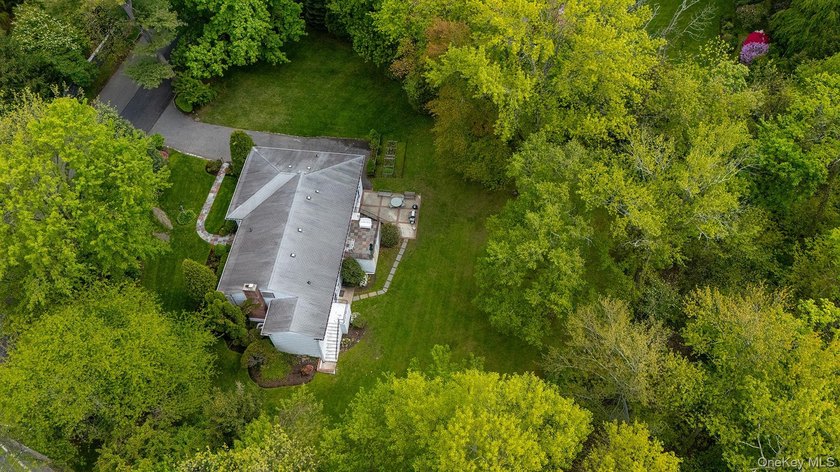 Nestled in one of Larchmont's most private and distinctive - photo 3