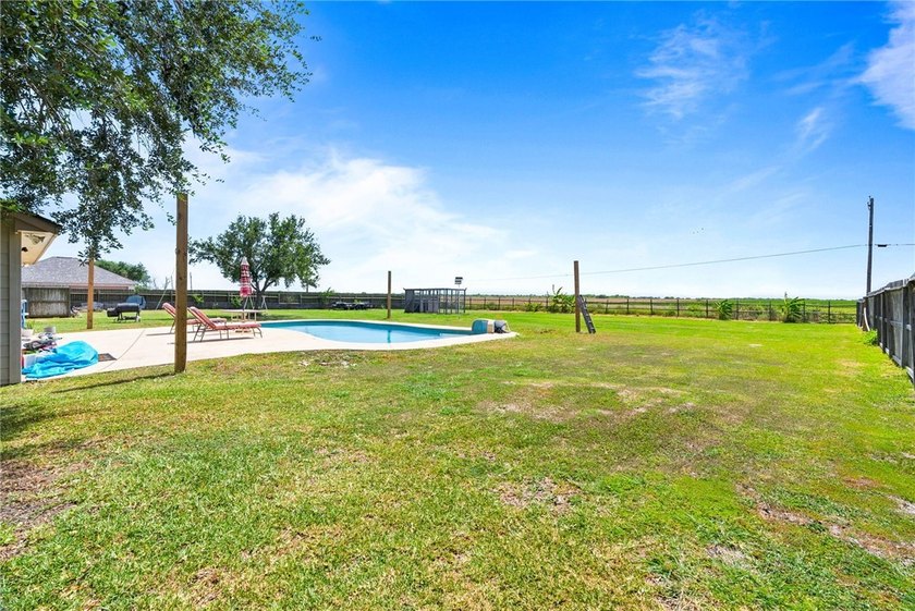 Located on a 1-acre lot in the desirable London ISD, this - photo 32