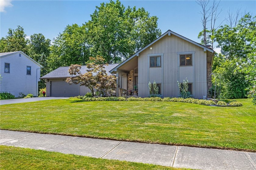 Welcome to 155 Moorland Drive! This beautifully updated - photo 3
