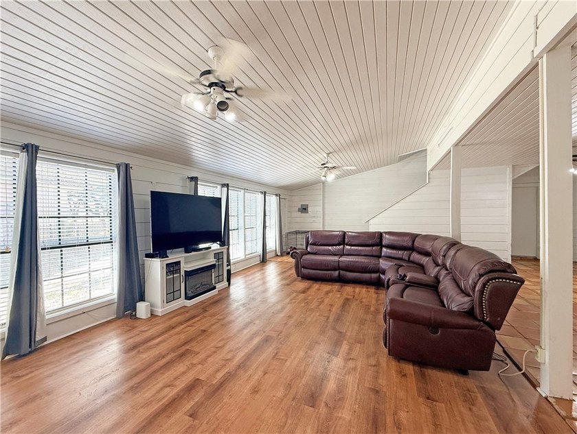 MOTIVATED SELLER! BRING AN OFFERS! This classic-style 2-story - photo 12