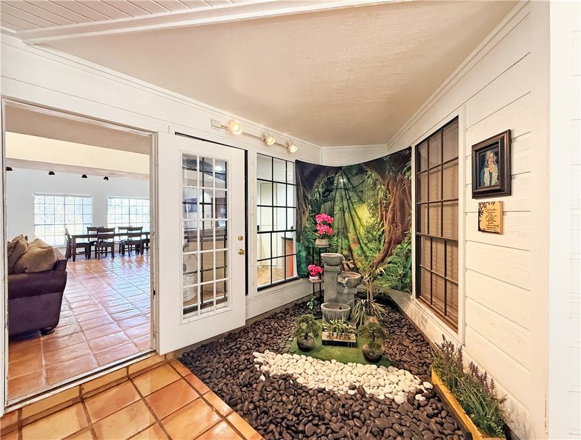 MOTIVATED SELLER! BRING AN OFFERS! This classic-style 2-story - photo 14