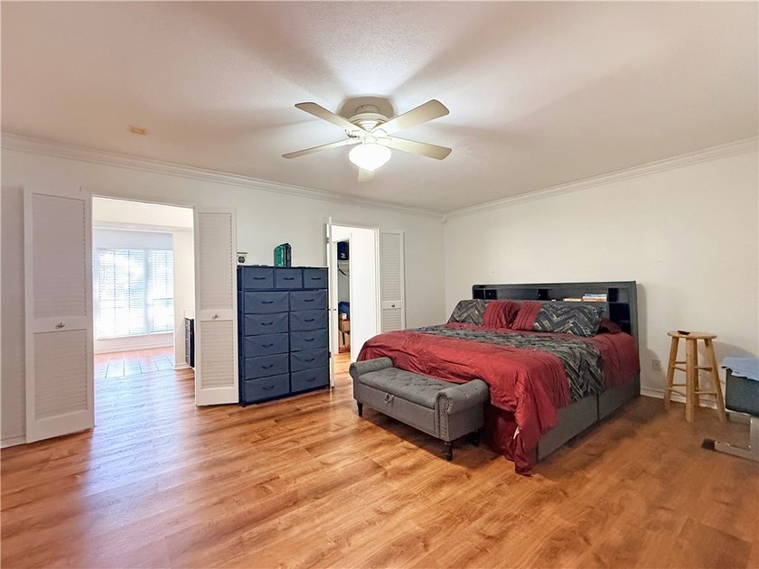 MOTIVATED SELLER! BRING AN OFFERS! This classic-style 2-story - photo 20