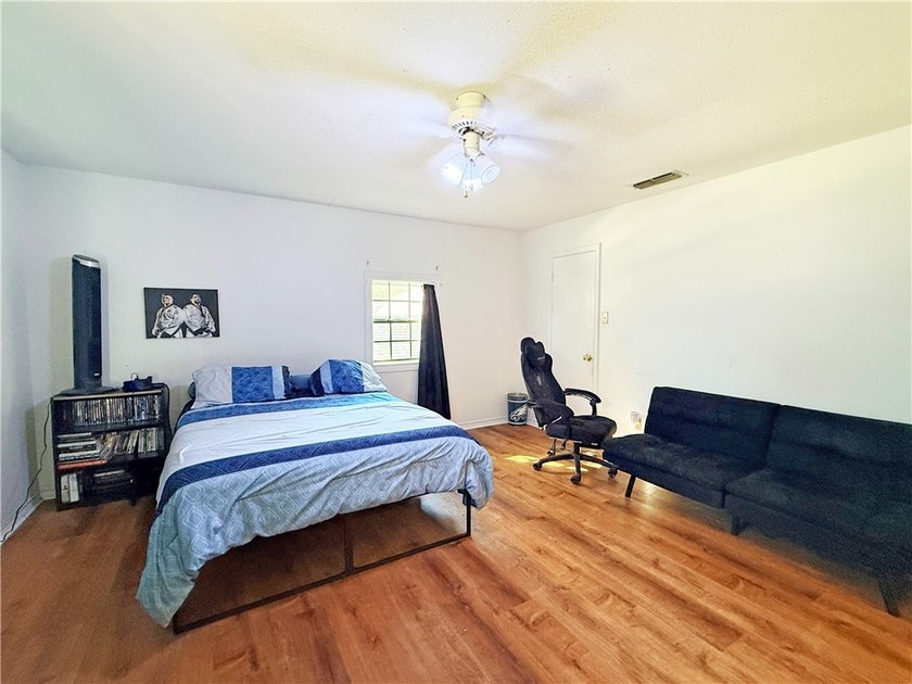 MOTIVATED SELLER! BRING AN OFFERS! This classic-style 2-story - photo 23