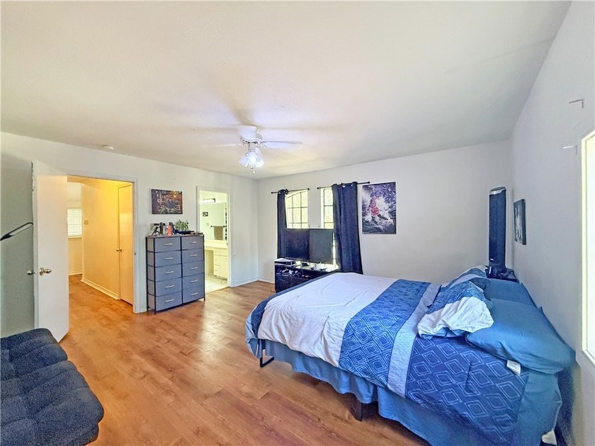 MOTIVATED SELLER! BRING AN OFFERS! This classic-style 2-story - photo 26