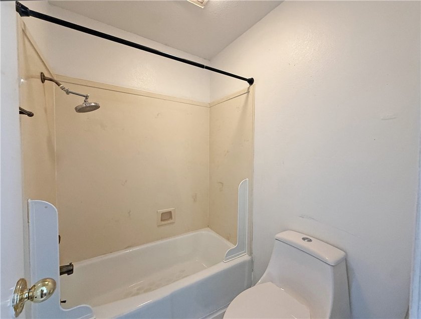 MOTIVATED SELLER! BRING AN OFFERS! This classic-style 2-story - photo 28