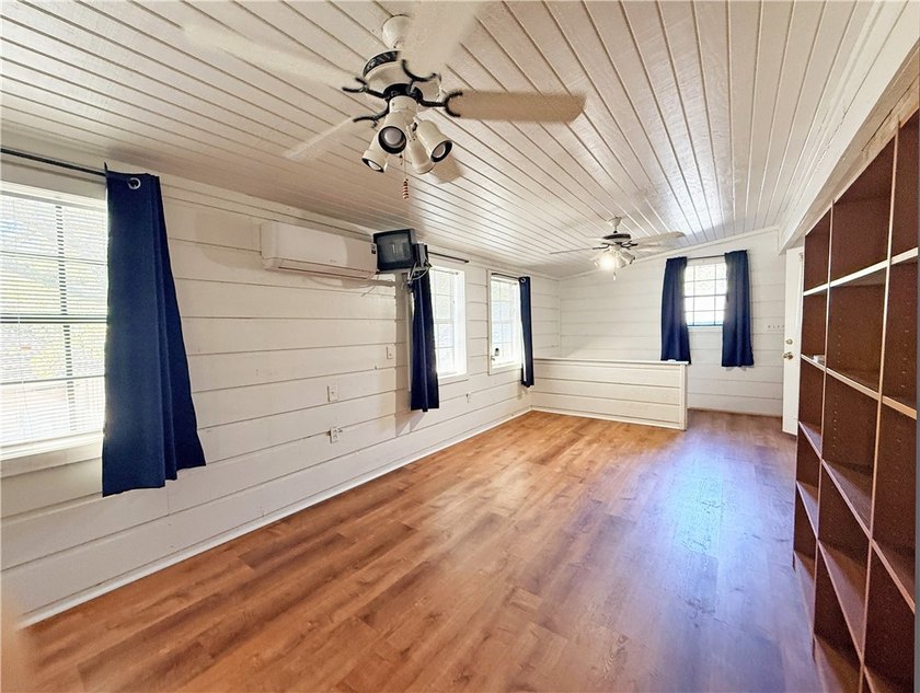 MOTIVATED SELLER! BRING AN OFFERS! This classic-style 2-story - photo 29