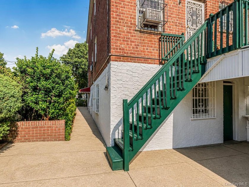 Welcome to this exceptional legal two-family semidetached brick - photo 29