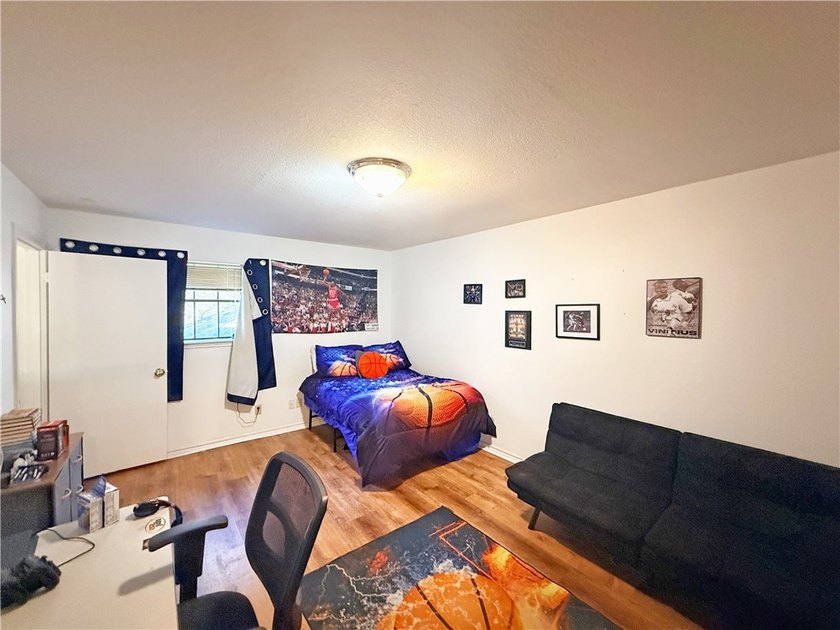 MOTIVATED SELLER! BRING AN OFFERS! This classic-style 2-story - photo 31