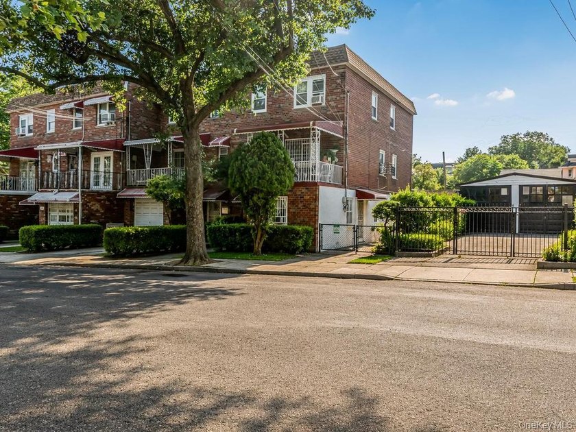 Welcome to this exceptional legal two-family semidetached brick - photo 31