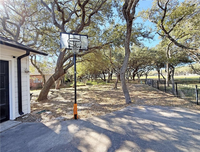 MOTIVATED SELLER! BRING AN OFFERS! This classic-style 2-story - photo 38