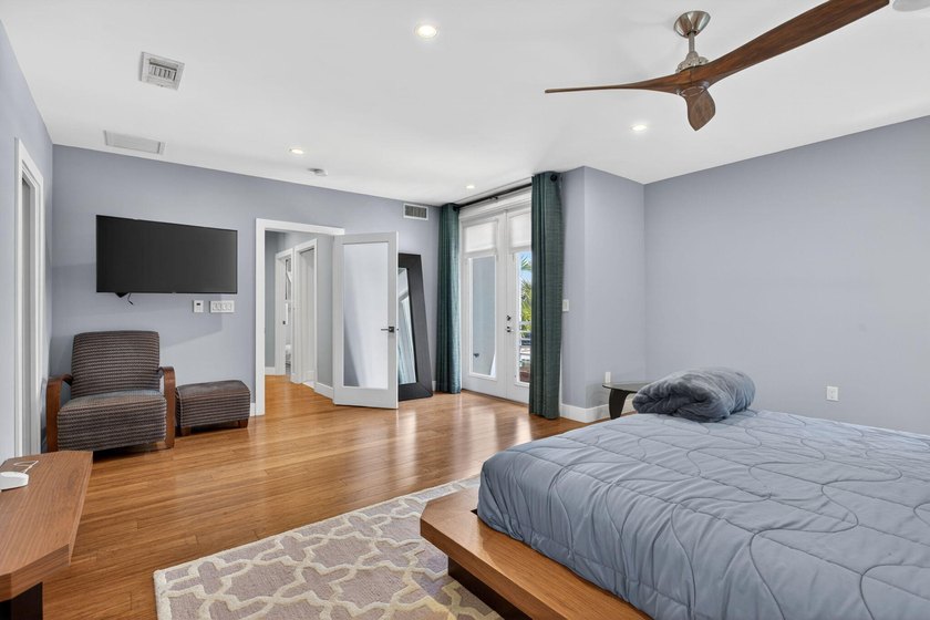 Exceptional modern 3-bed, 4-bath tri-level residence in prime - photo 18