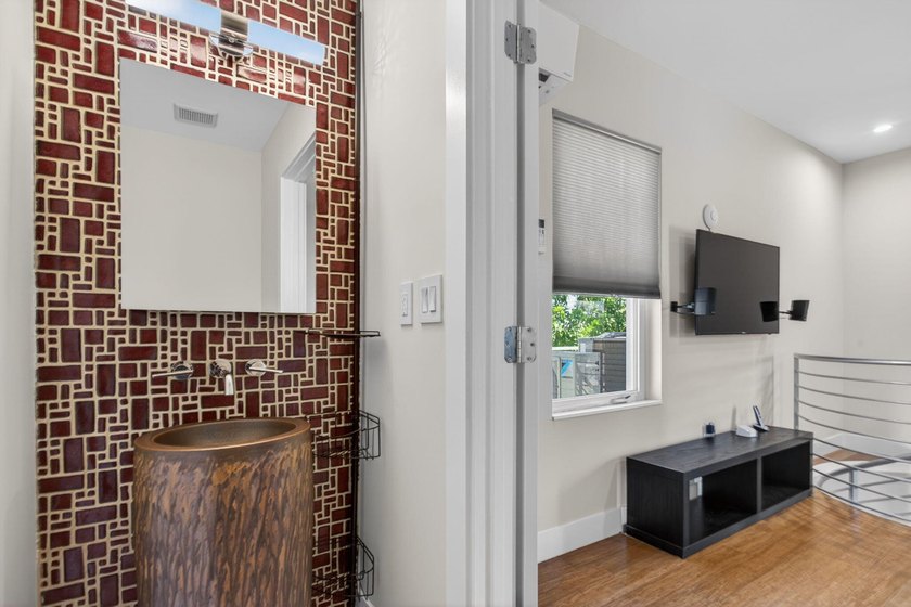 Exceptional modern 3-bed, 4-bath tri-level residence in prime - photo 22