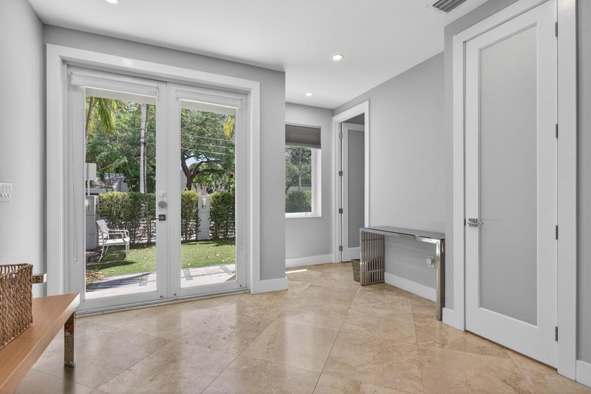 Exceptional modern 3-bed, 4-bath tri-level residence in prime - photo 32