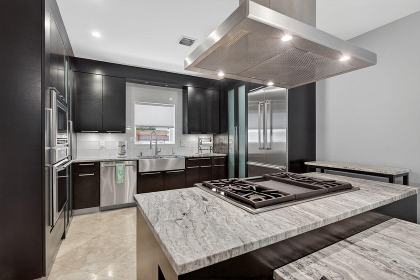 Exceptional modern 3-bed, 4-bath tri-level residence in prime - photo 41